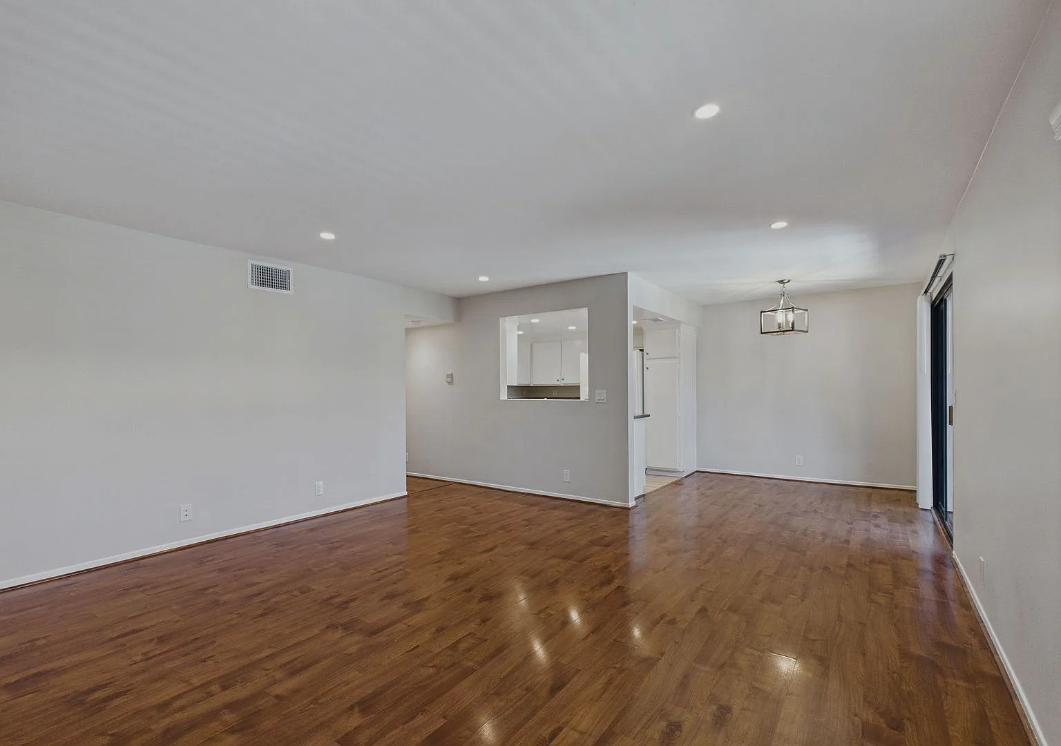Spacious Condo - 2BR/2BA with In-Unit Laundry, Central A/C, Pool & 2 Parking Spaces - Duarte — Photo 2