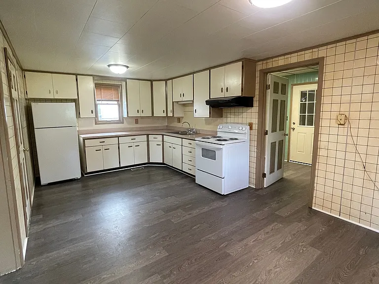 373 W Church St — Photo 2