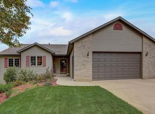 223 Chateau Dr, Cottage Grove, WI 53527