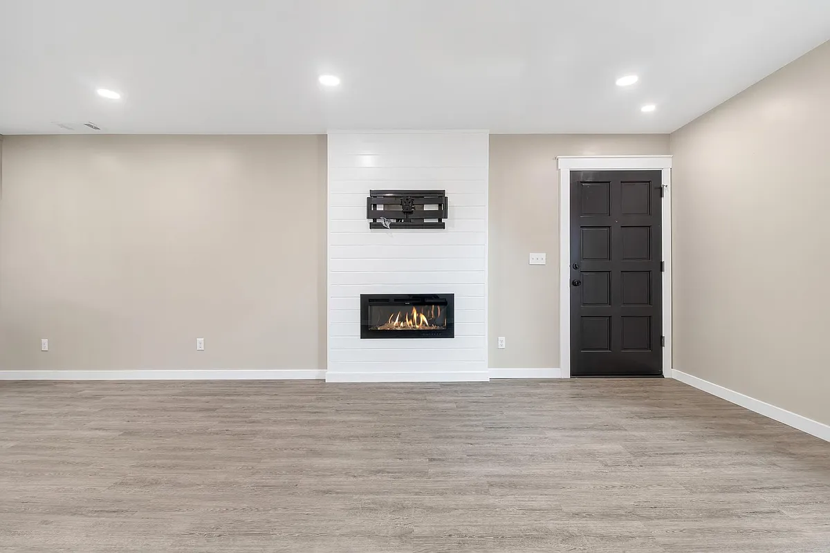 Building Photo - 5820 W Hillsdale Ave #20