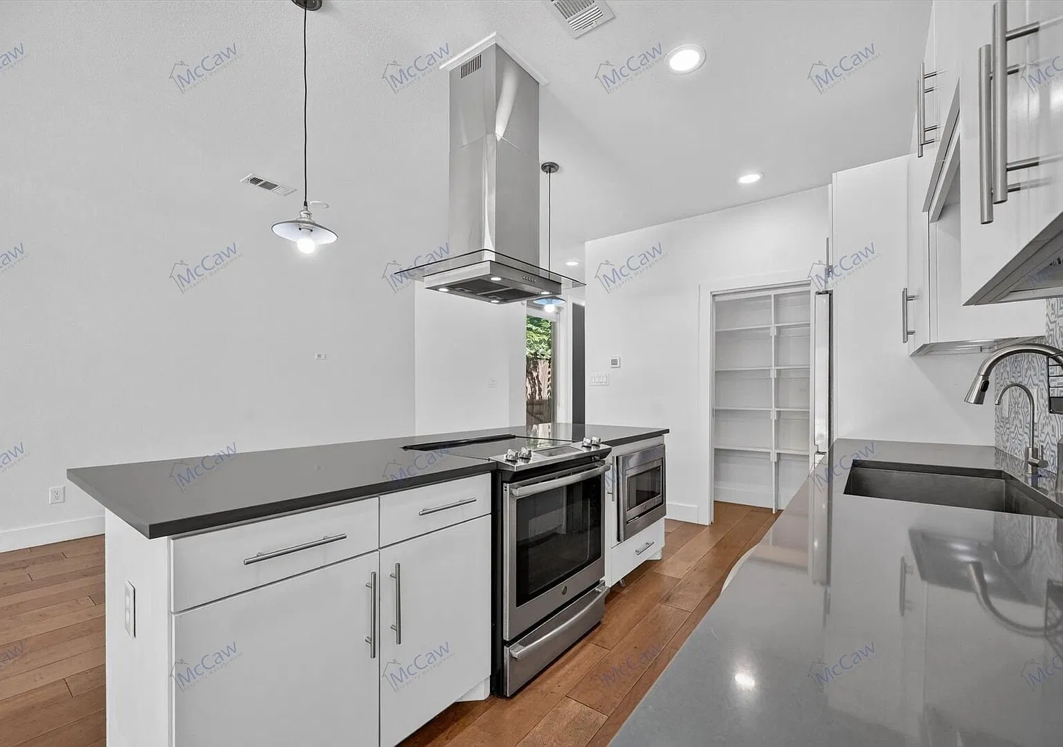 Beautiful Townhouse-Fabulous Dallas Location-Vacant-POOL! — Photo 4