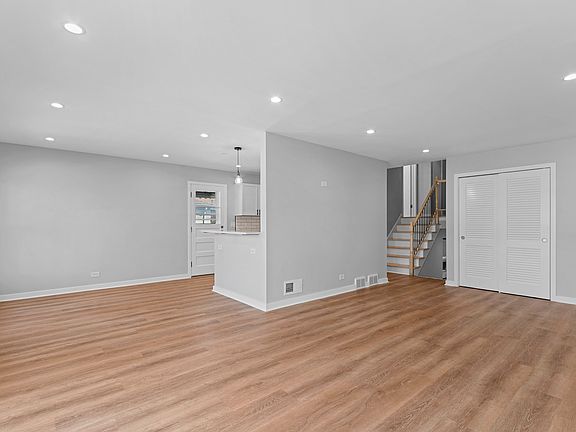 4th image of 7543 Kildare Ave