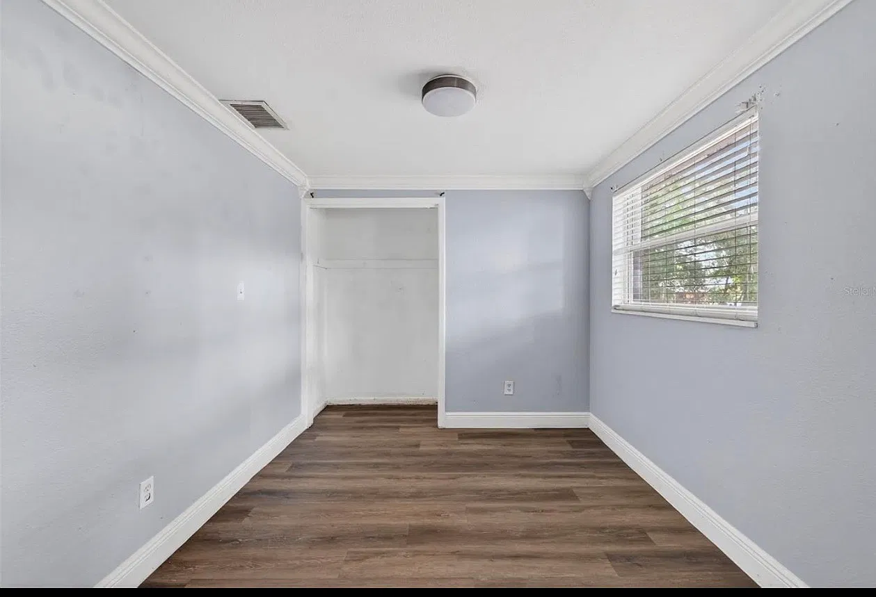709 E Crenshaw St — Photo 2