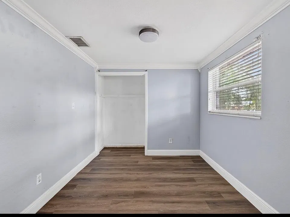 709 E Crenshaw St