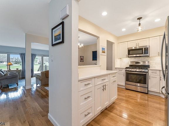 4th image of 37 Chelsea Cir