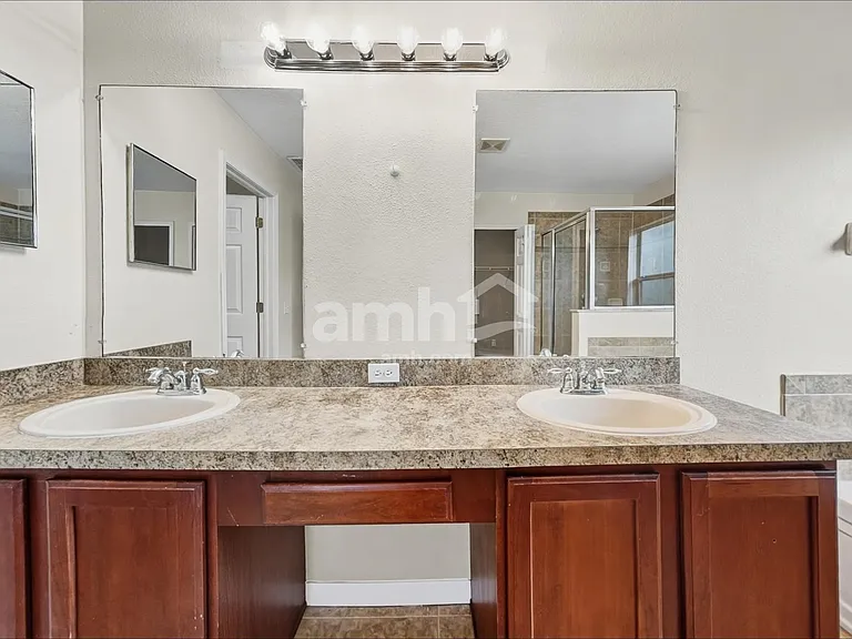 3247 Chessington Dr — Photo 11