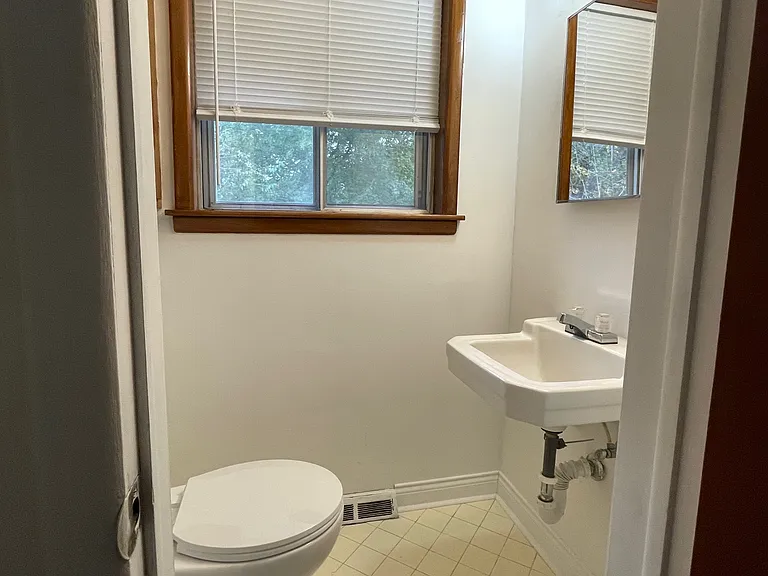 2716 E Linwood St — Photo 8