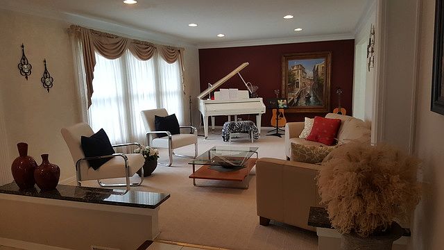 2nd image of 2402 N Hickory Ln