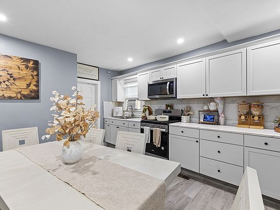 3rd image of 10 Essex St