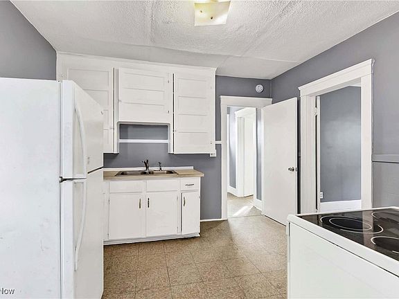 3rd image of 2915 Elyria Ave