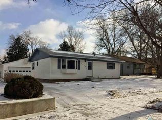 3712 S Hawthorne Ave, Sioux Falls, SD 57105