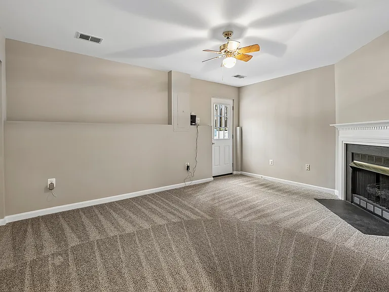 532 Kalmia Sq NE — Photo 4
