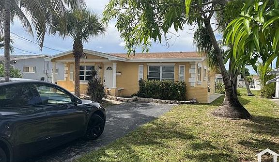 3rd image of 6821 NW 28th St