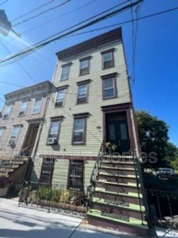 2 bed, 1.0 bath, 900 sqft, $1,350 — Photo 1