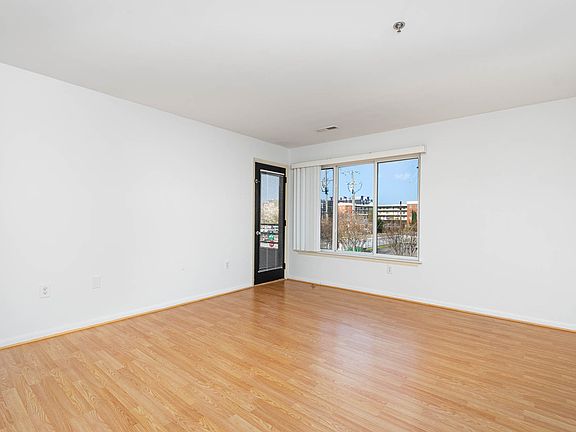 4th image of 304 28th St Unit 212