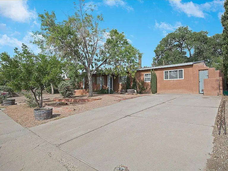 2302 Espanola St NE — Photo 2