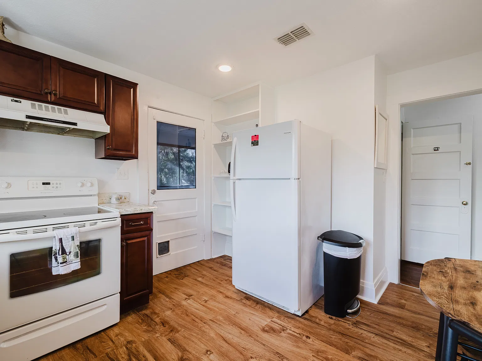 2 bed, 800 sqft, $1,550 — Photo 2