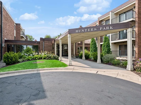 4 Pine Tree Dr APT 215, Arden Hills, MN 55112