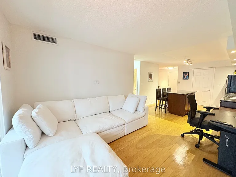 270 Wellington St W #624 — Photo 14