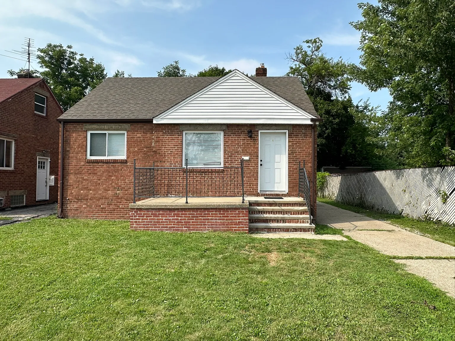 3 bed, 1885 sqft, $1,600 — Photo 2