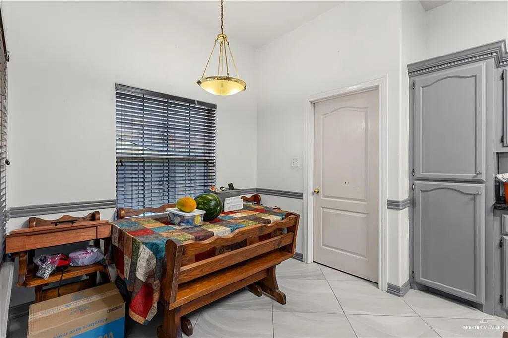 5 bed, 2.0 bath, 1985 sqft, $1,700 — Photo 4