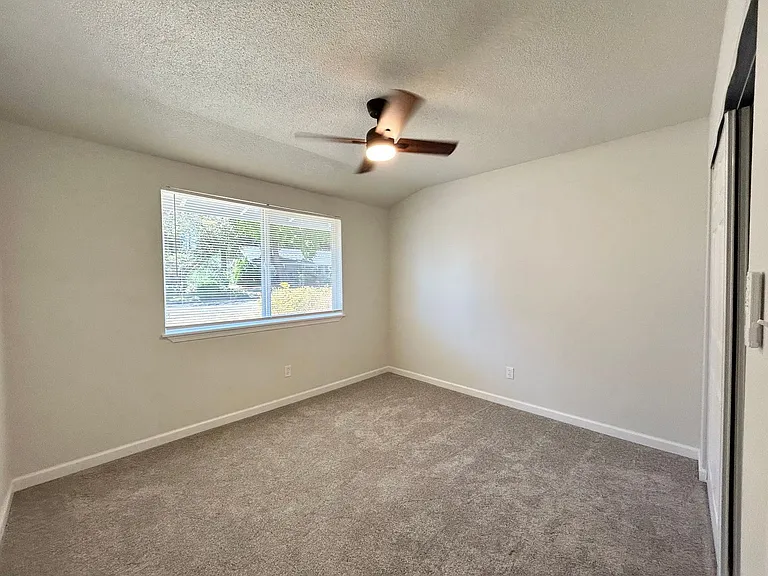 210 SW 142nd Ave — Photo 11