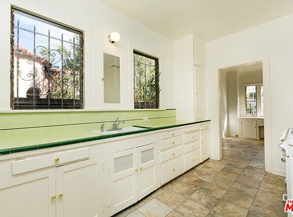 5th image of 147 N Poinsettia Pl