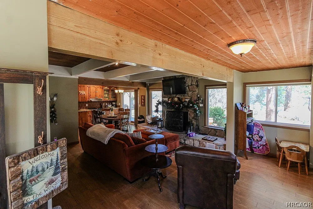 3 bed, 1.5 bath, 1408 sqft, $2,400 — Photo 3