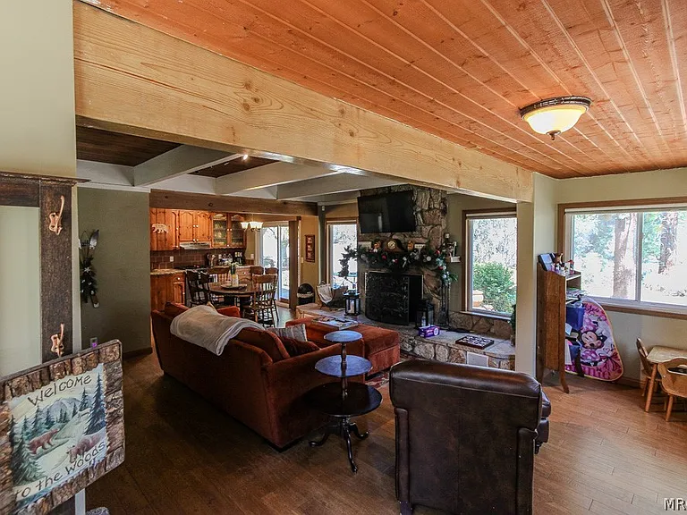 1159 Anita Ave — Photo 3