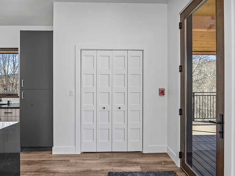 Walk-in Closet|Outdoor Access