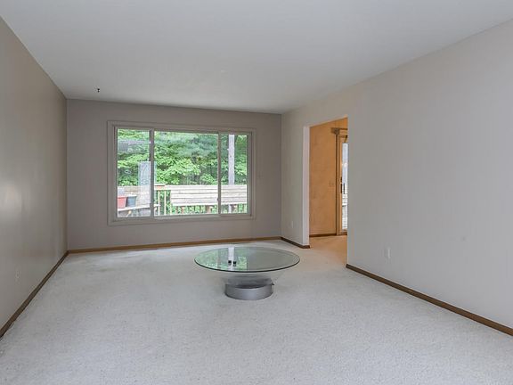 3rd image of 6883 Pinebrook Dr