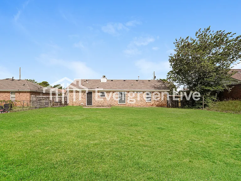 3345 Hamden St — Photo 15