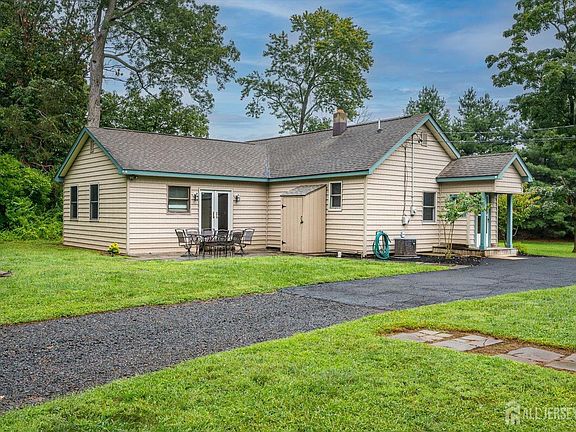 3rd image of 122 Cortelyous Ln
