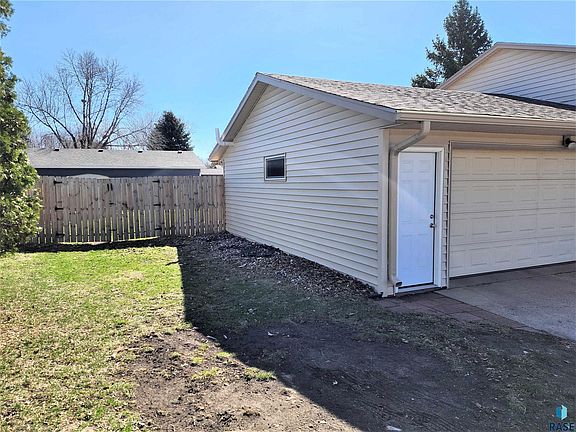 3rd image of 6004 W Cheyenne Dr