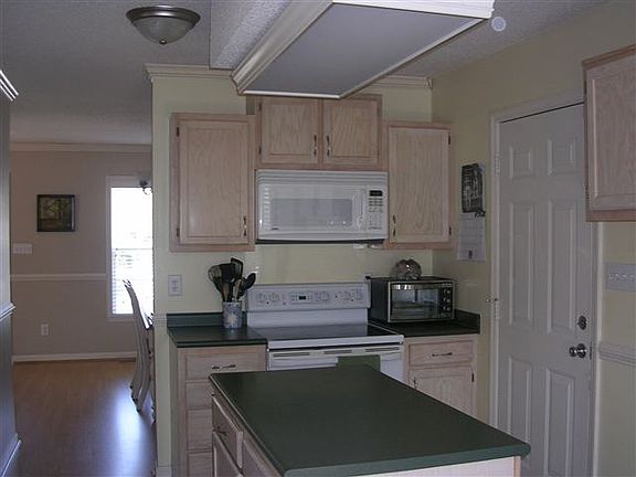 5th image of 110 Yellowwood Dr