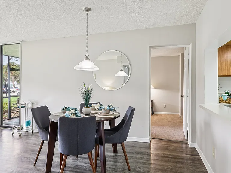 Lakeside Glen Apartments — Photo 24