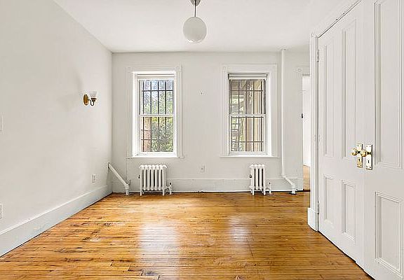 5th image of 323 Park Pl #1