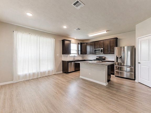 5th image of 104 Laurel Oak Dr