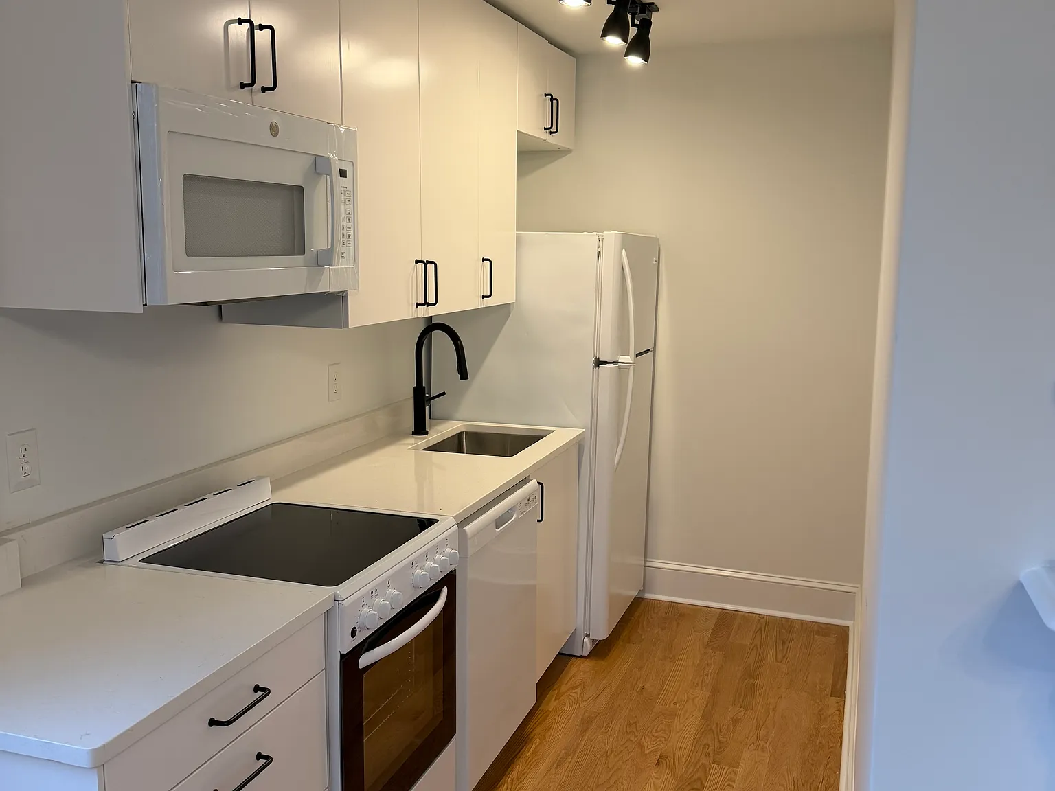 1 bed, 750 sqft, $2,300 — Photo 4