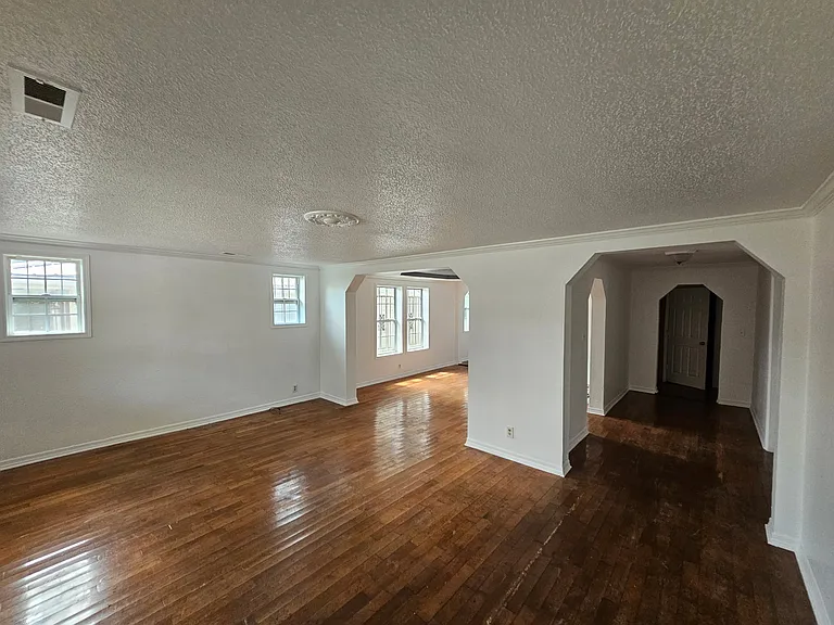 2112 Blackford St — Photo 2
