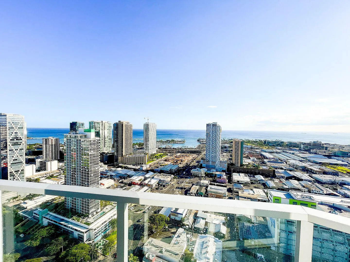 Furnished Symphony Condo with Direct Ocean Views and Two Parking — Photo 2