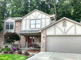 3840 Corran Ct, Wixom, MI