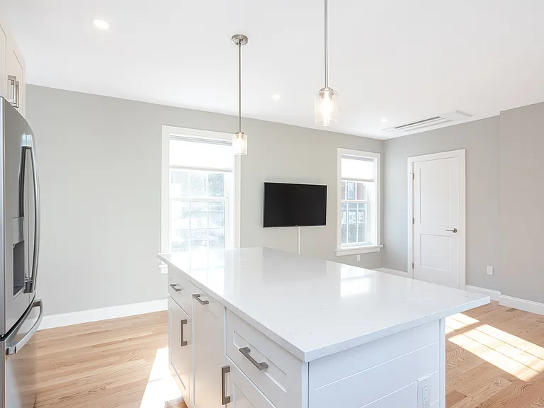 3 Vaughan Ave — Photo 3