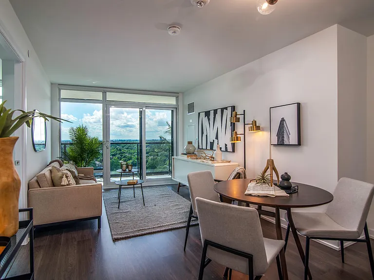19 Erskine Ave #1810 — Photo 1