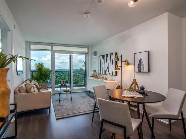 19 Erskine Ave #1810, Toronto, ON M4P 1Y5