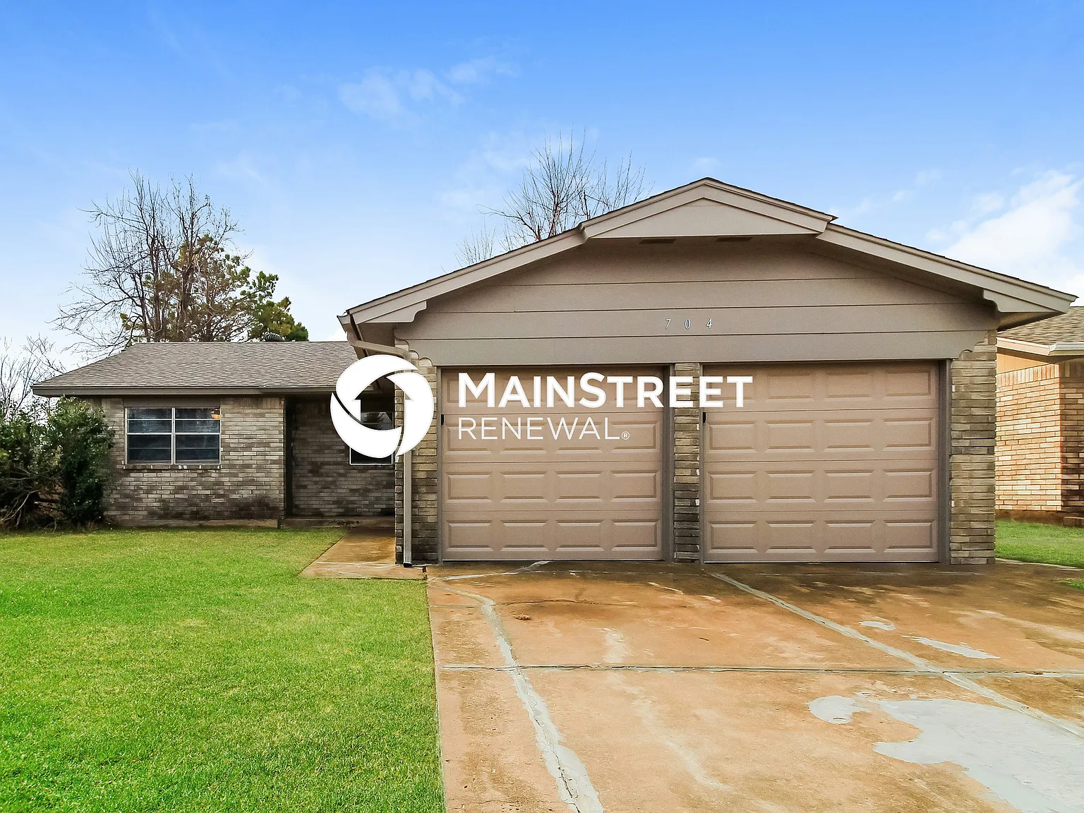 704 W Hillcrest Drive — Photo 1
