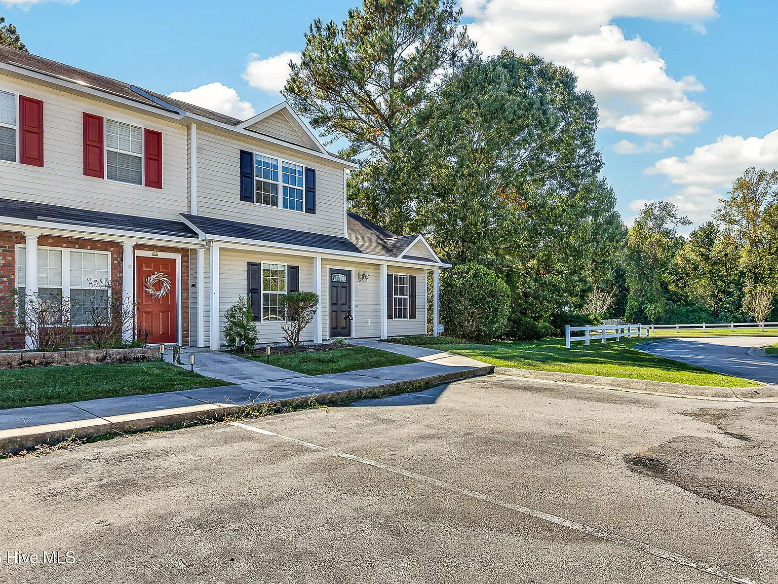 3 bed, 3.0 bath, $1,400 — Photo 3