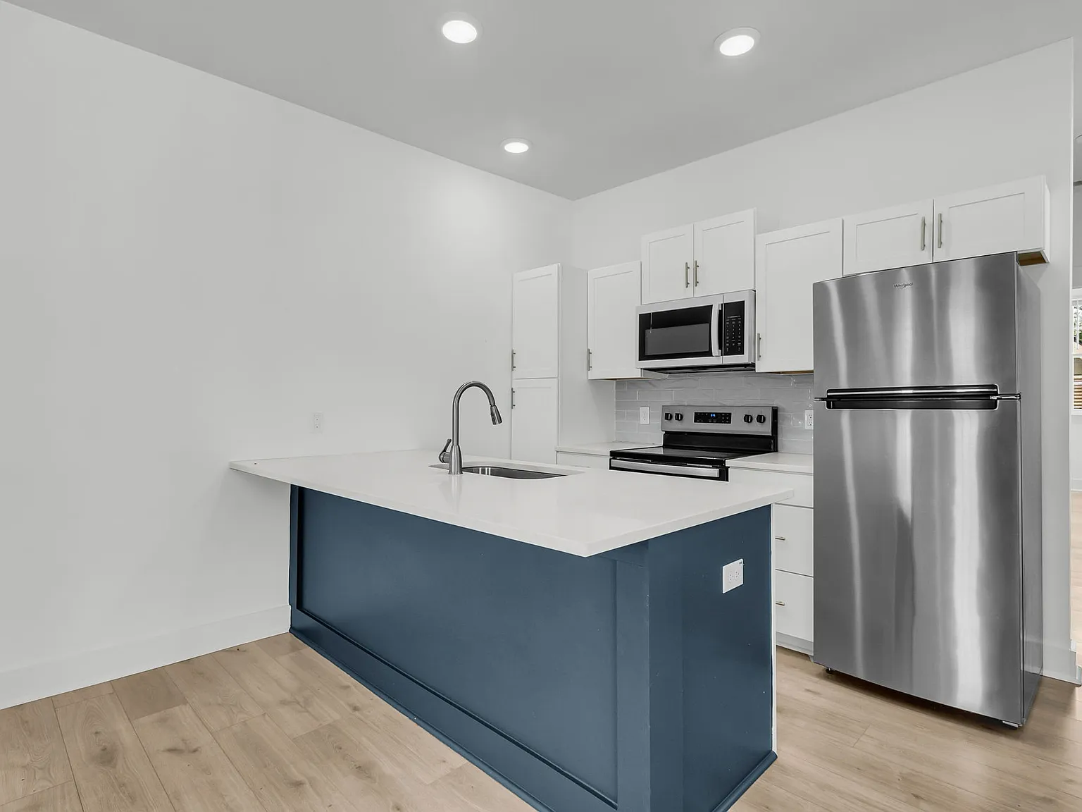 2 bed, 725 sqft, $3,000 — Photo 3