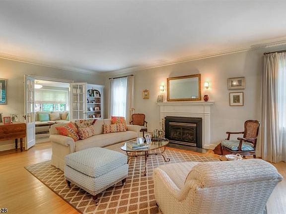 4th image of 387 Lenox Ave