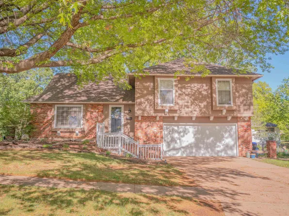 3214 SW Macvicar Ct, Topeka, KS 66611